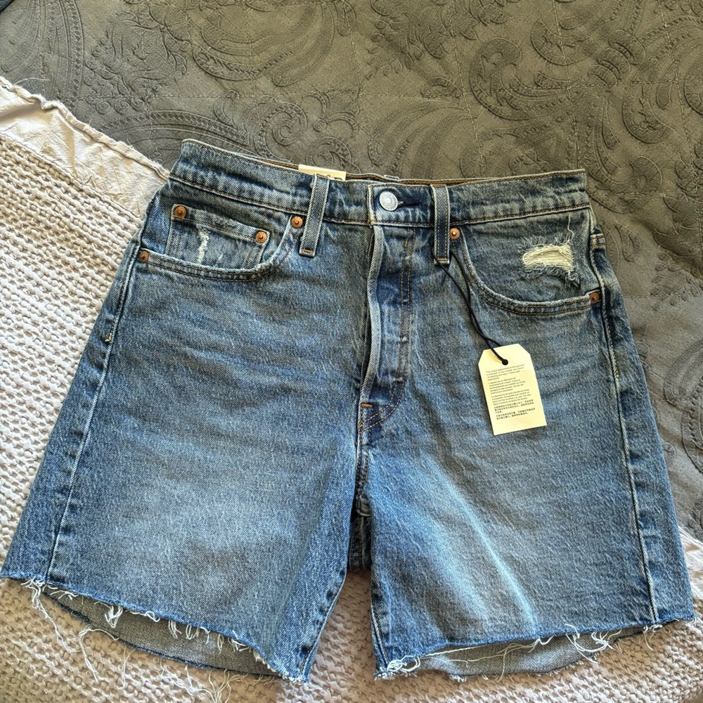 NWT Levi’s 501 Mid-Thigh Jean Shorts